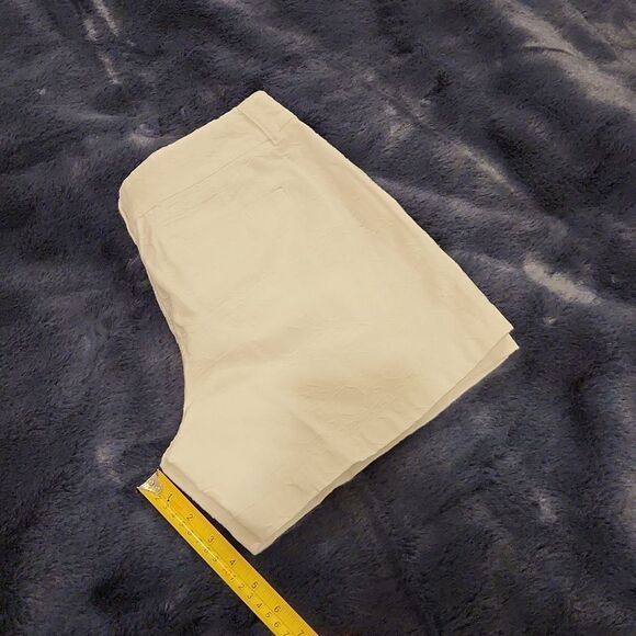 Beautiful white Vineyard Vines shorts with unique design size 4! - Picture 12 of 12